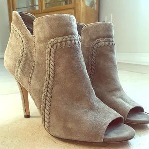 VINCE CAMUTO/ open toe booties